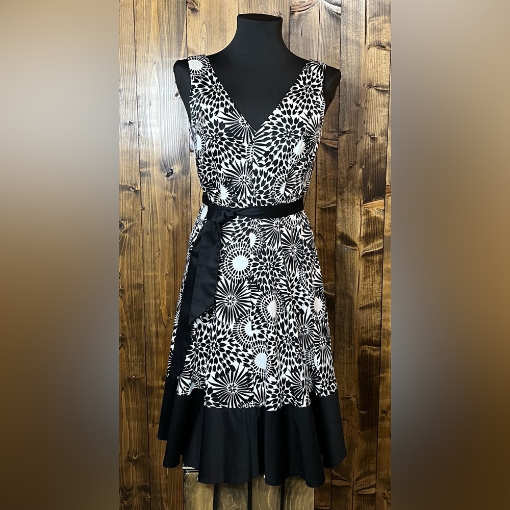 NWOT Nine West Fit & Flare V Neck Zip Dress Black White Floral Print Women’s 8